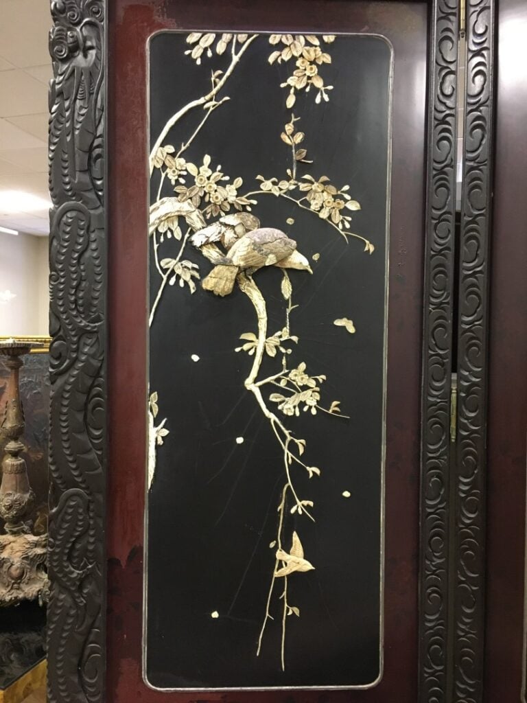 Paravent en bois noirci, les panneaux à décor en haut-relief d'oiseaux perchés…