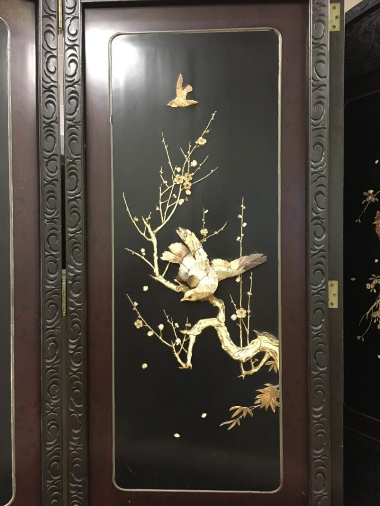 Paravent en bois noirci, les panneaux à décor en haut-relief d'oiseaux perchés…