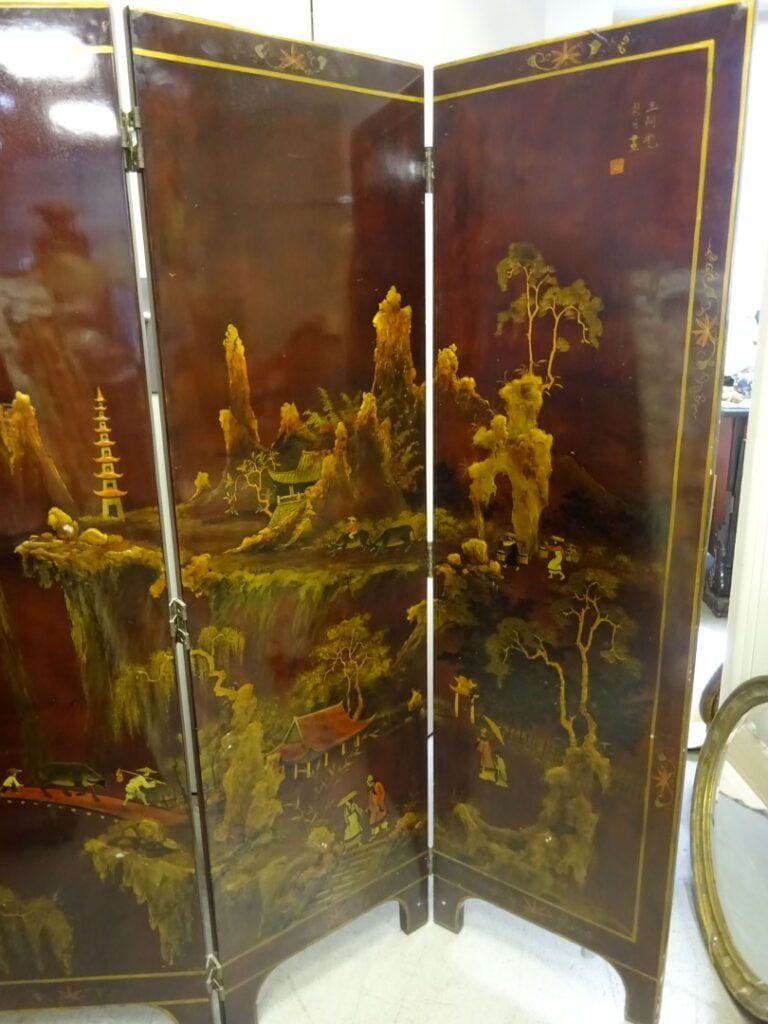 [/] PARAVENT LAQUE EN BOIS DEUX FACES - A quatre panneaux en bois laqué à décor…