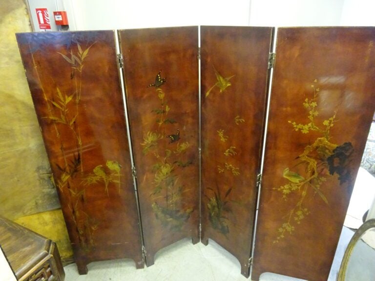 [/] PARAVENT LAQUE EN BOIS DEUX FACES - A quatre panneaux en bois laqué à décor…