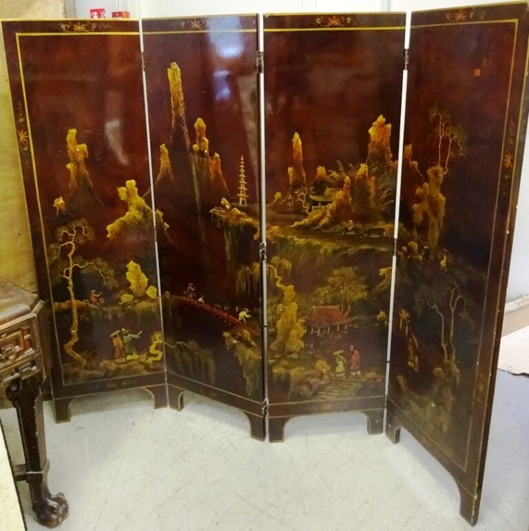 [/] PARAVENT LAQUE EN BOIS DEUX FACES - A quatre panneaux en bois laqué à décor…