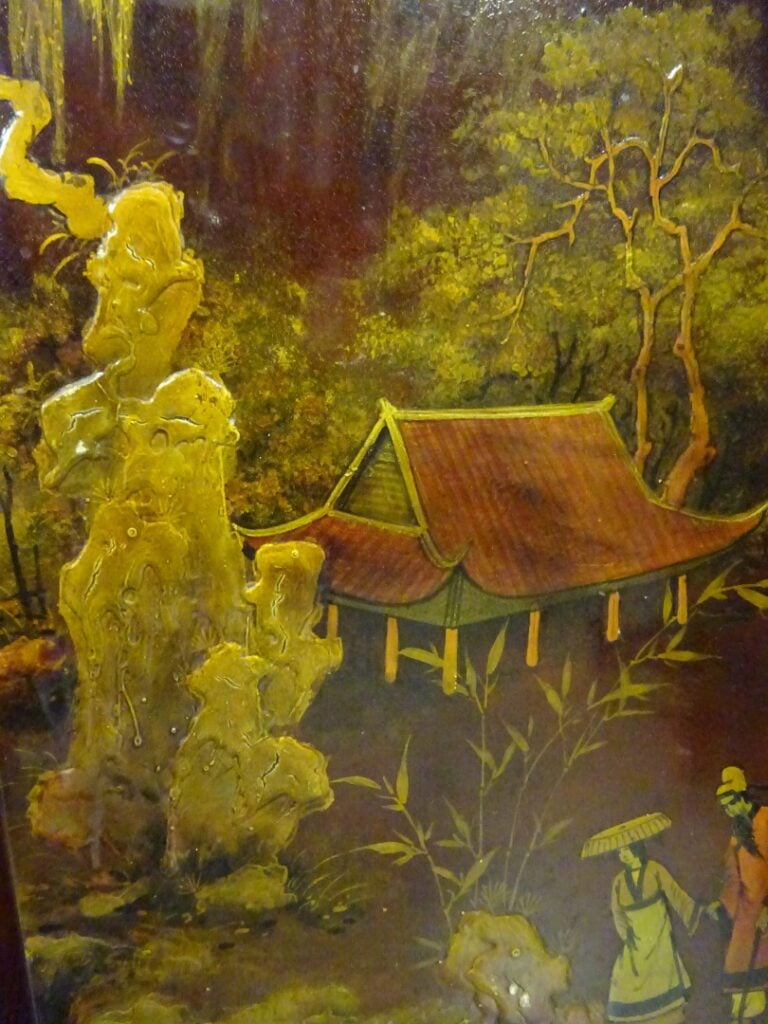 [/] PARAVENT LAQUE EN BOIS DEUX FACES - A quatre panneaux en bois laqué à décor…