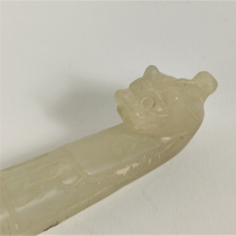 PARIS FIBULE EN JADE BLANC - Chine - La fibule ornée d'un dragon et d'une cigal…