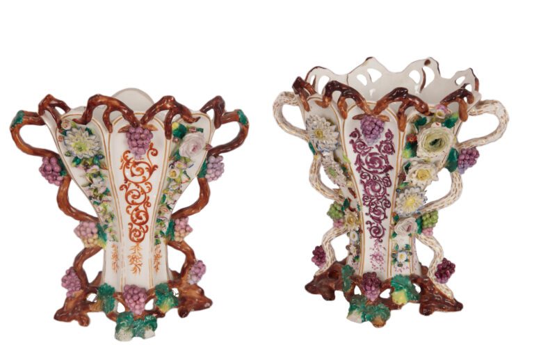 PARIS, Jacob PETIT (1797-1868) - Paire de vases de forme cornet en porcelaine p…