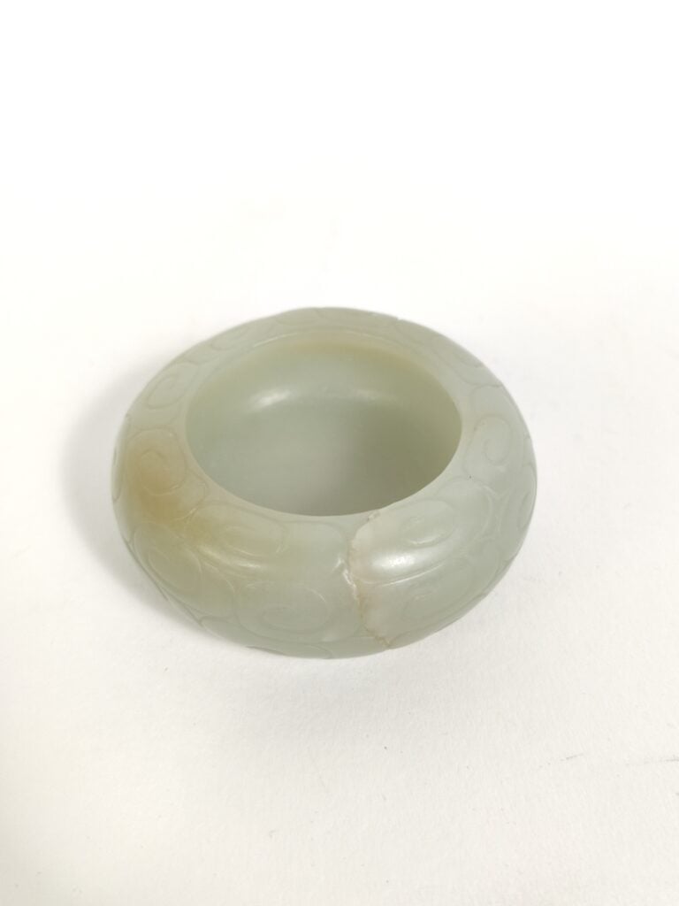 PARIS / PETITE COUPELLE EN JADE A DECOR DE VOLUTES - Chine - (Fêle) - D: 4.5cm…