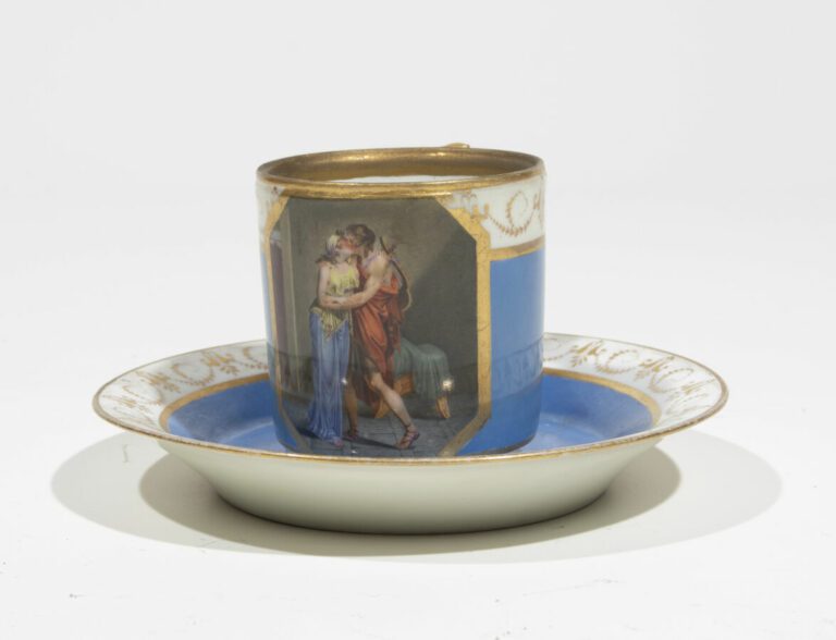 PARIS - tasse et sa sous tasse, décor polychrome de scènes à l'antique. - Haute…