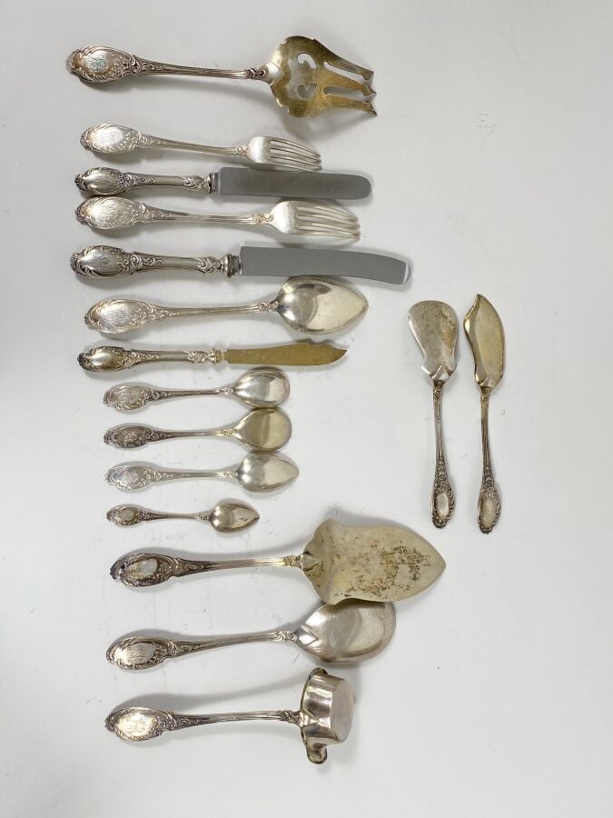 Partie de ménagère en argent (800 ‰) et doré à spatules feuillagées , coquilles…