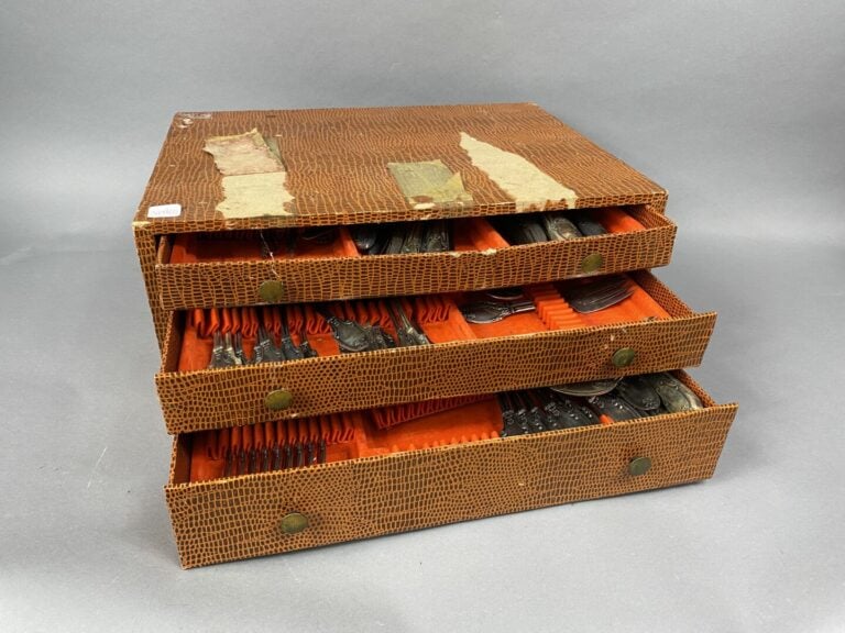 Partie de ménagère en métal argenté modèle filet feuillagé coquille - Dans un c…