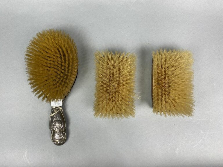 Partie de nécessaire de toilette en argent (925) anglais comprenant deux brosse…
