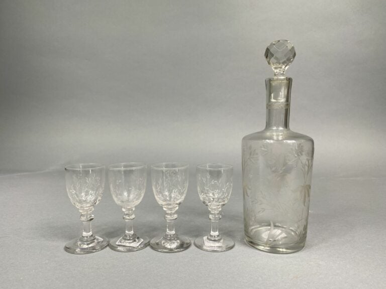 Partie de service à liqueur en verre taillé comprenant une carafe et quatre ver…