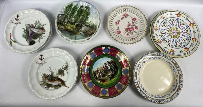 Partie de service à poisson en faïence polychrome - (fêles, éclats) - On joint…