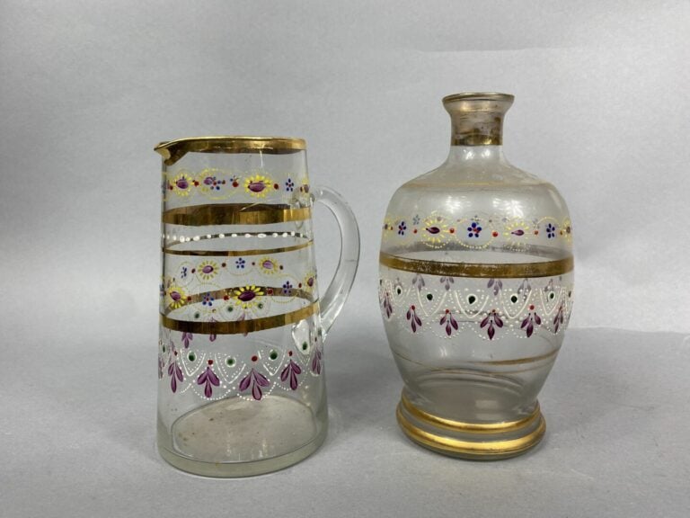 Partie de service de verres à décor peint de motifs floraux et filets dorés, av…