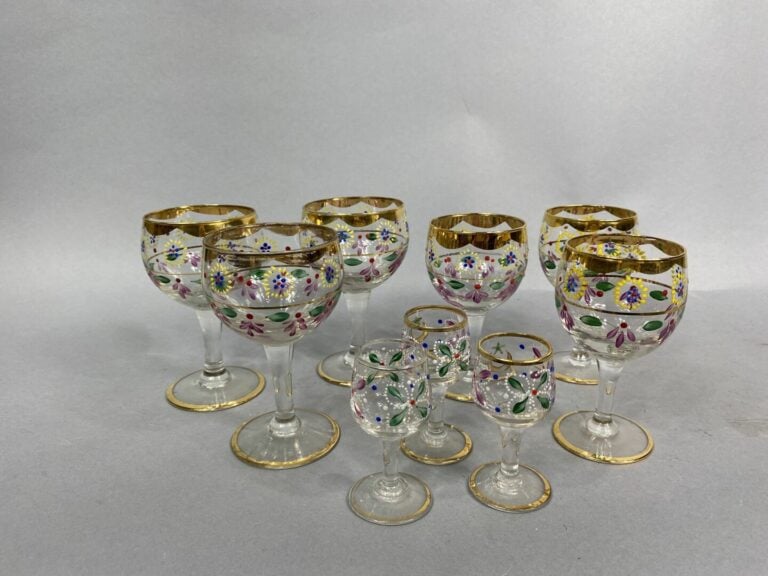 Partie de service de verres à décor peint de motifs floraux et filets dorés, av…