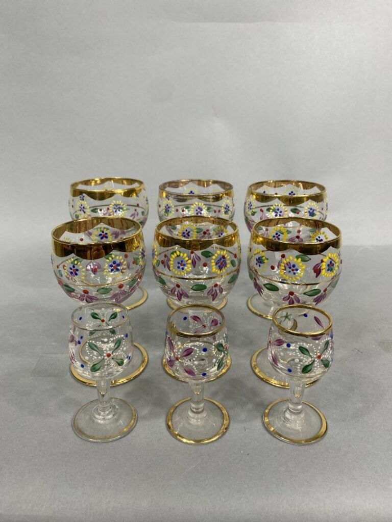 Partie de service de verres à décor peint de motifs floraux et filets dorés, av…