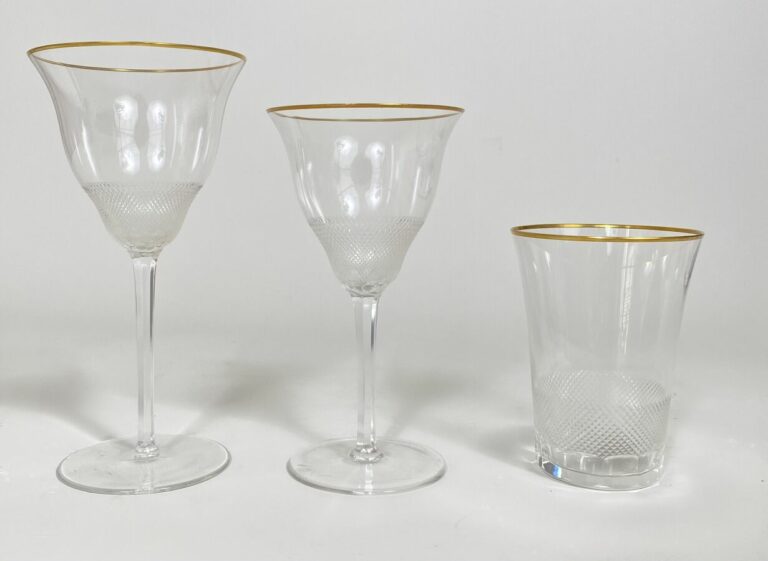 Partie de service de verres à pied en cristal à bordure dorée ; la base du verr…