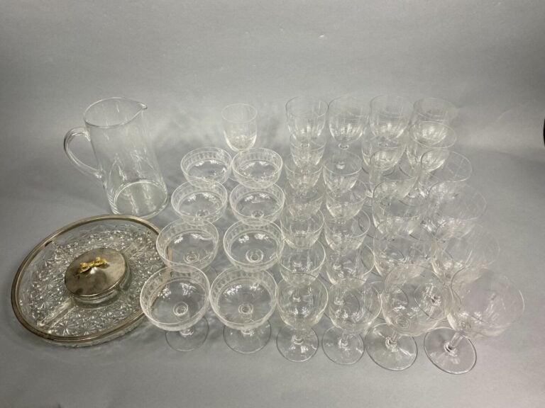 Partie de service de verres comprenant des verres à pied, mendiant, carafes, et…