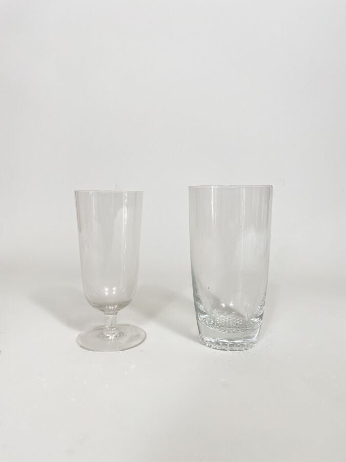 Partie de service de verres en cristal de forme tulipe légèrement côtelée compr…