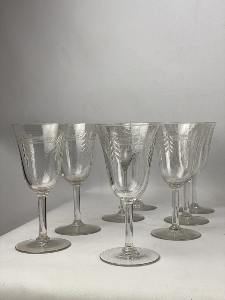 Partie de service de verres en cristal gravé comprenant : - - 8 verres à vin -…
