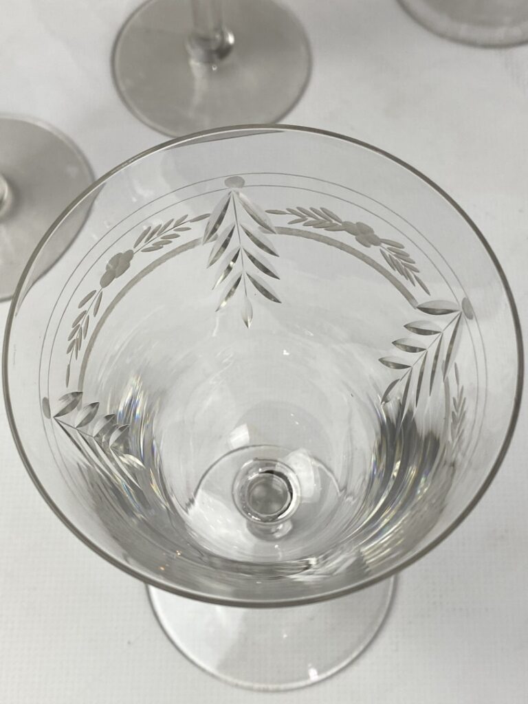 Partie de service de verres en cristal gravé comprenant : - - 8 verres à vin -…