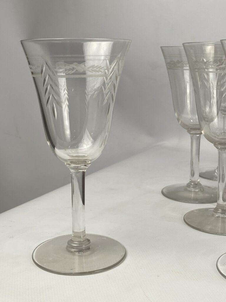 Partie de service de verres en cristal gravé comprenant : - - 8 verres à vin -…