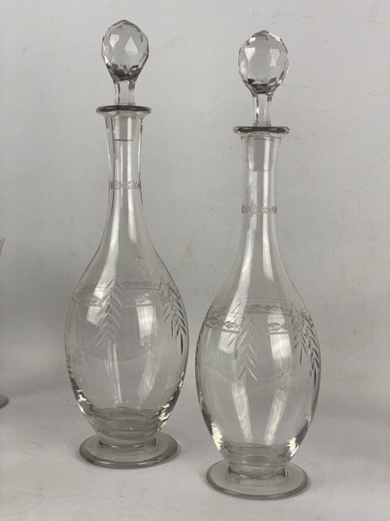 Partie de service de verres en cristal gravé comprenant : - - 8 verres à vin -…
