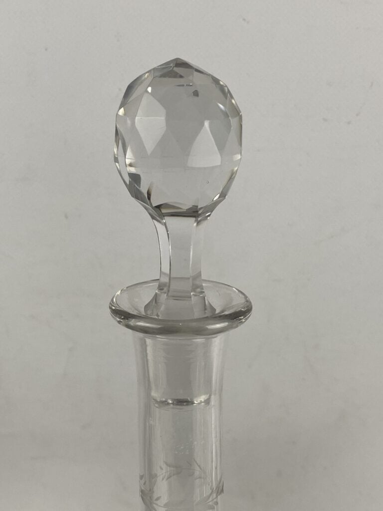 Partie de service de verres en cristal gravé comprenant : - - 8 verres à vin -…