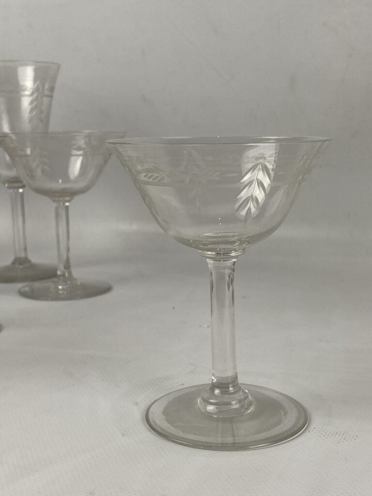 Partie de service de verres en cristal gravé comprenant : - - 8 verres à vin -…