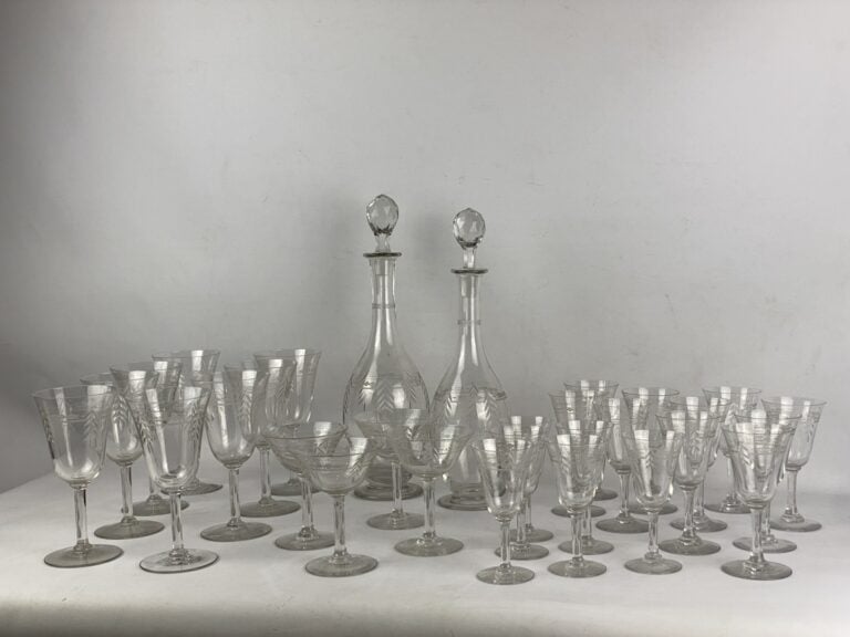 Partie de service de verres en cristal gravé comprenant : - - 8 verres à vin -…