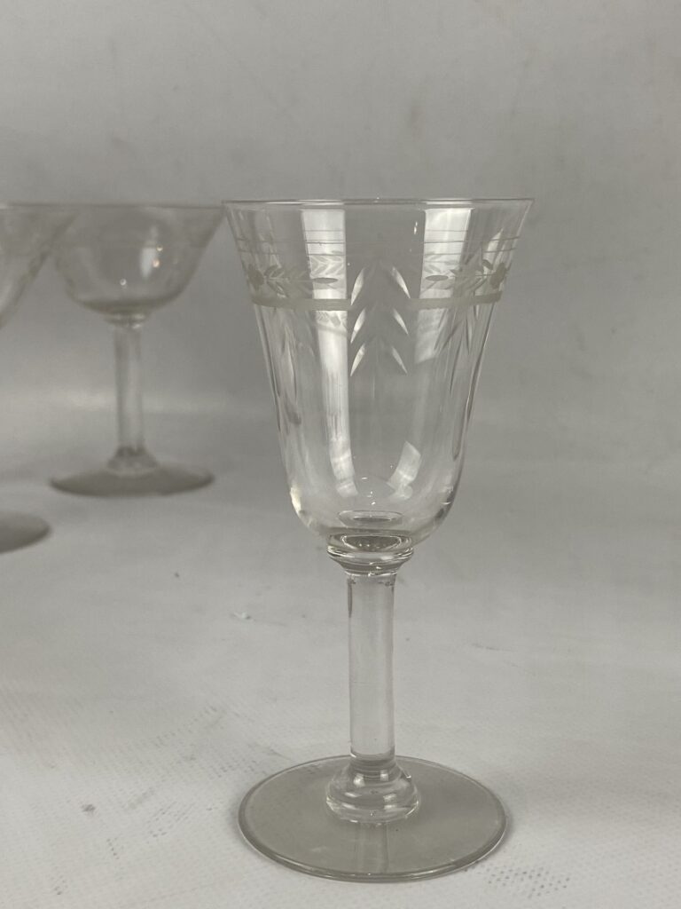 Partie de service de verres en cristal gravé comprenant : - - 8 verres à vin -…