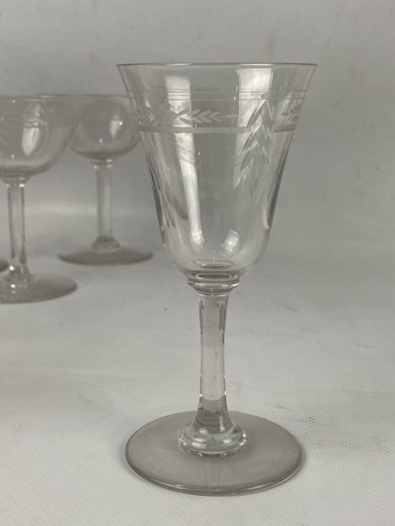 Partie de service de verres en cristal gravé comprenant : - - 8 verres à vin -…