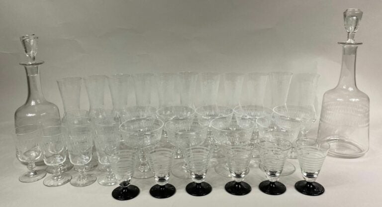 Partie de service de verres en cristal gravé de frises de motifs géométriques c…
