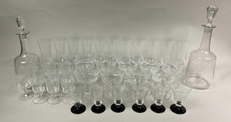 Partie de service de verres en cristal gravé de frises de motifs géométriques c…