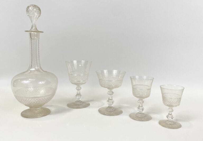 Partie de service de verres en cristal taillé comprenant : - 1 carafe, 10 coupe…