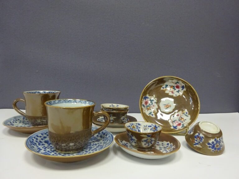 [-] PARTIE DE SERVICE EN PORCELAINE EMAILLEE CAPUCIN - Chine - Comprenant - - D…