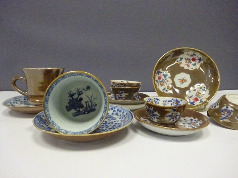 [-] PARTIE DE SERVICE EN PORCELAINE EMAILLEE CAPUCIN - Chine - Comprenant - - D…