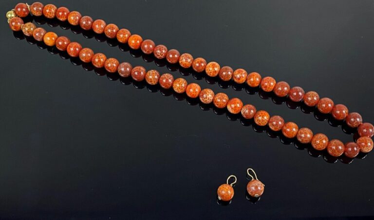Parure comprenant un collier de perles en agate craquelé (?) et ses pendants d'…