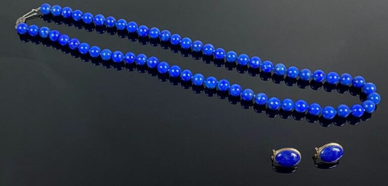 Parure comprenant un collier de perles et une paire de clip d'oreilles en lapis…