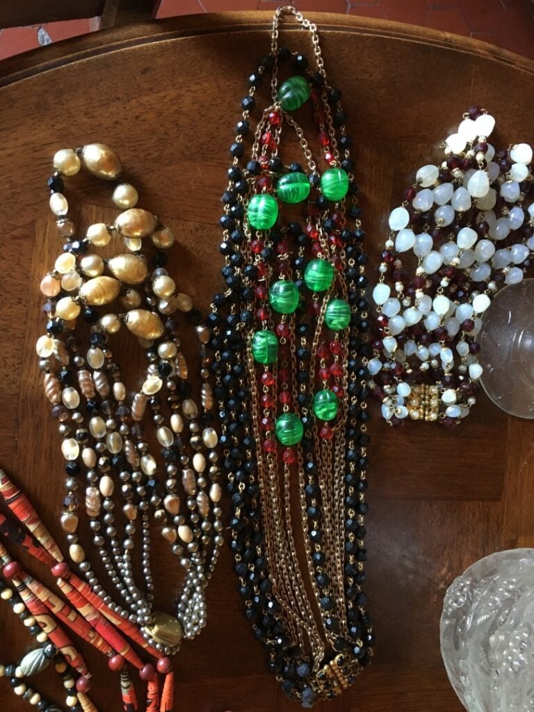 Parure en argent à bas titre dans le goût berbère, et lot de bijoux fantaisie.…