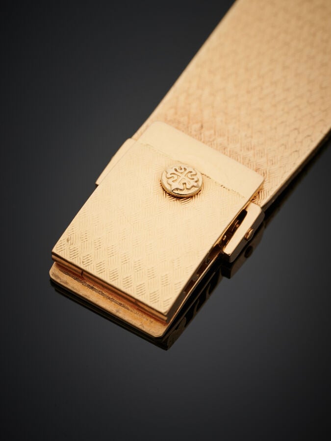 PATEK PHILIPPE - BRACELET MONTRE de forme coussin, modèle "Ellipse" en or jaune…