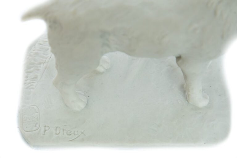 Paul DREUX (1855-1947). - Chien levant la tête - Epreuve en biscuit, signé et m…
