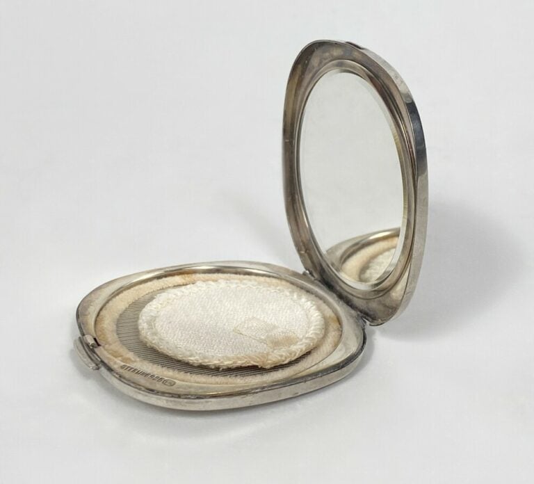 Peigne de voyage et poudrier en argent. Argent anglais, "Sterling". - Poids bru…