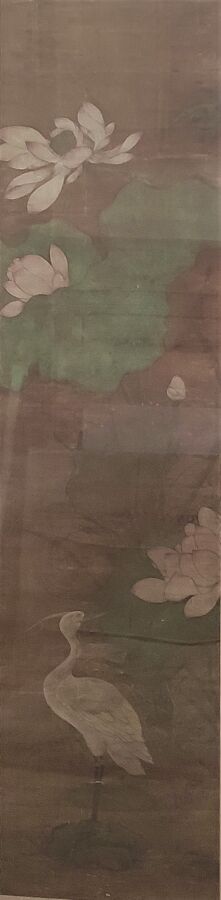 Peinture montée en kakemono sous verre, représentant une aigrette sous les fleu…