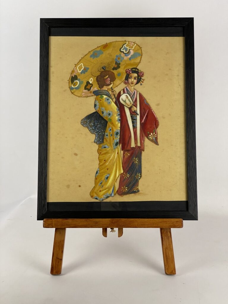 Peinture sur tissu représentant deux gheisha, l'une tenant une ombrelle l'autre…
