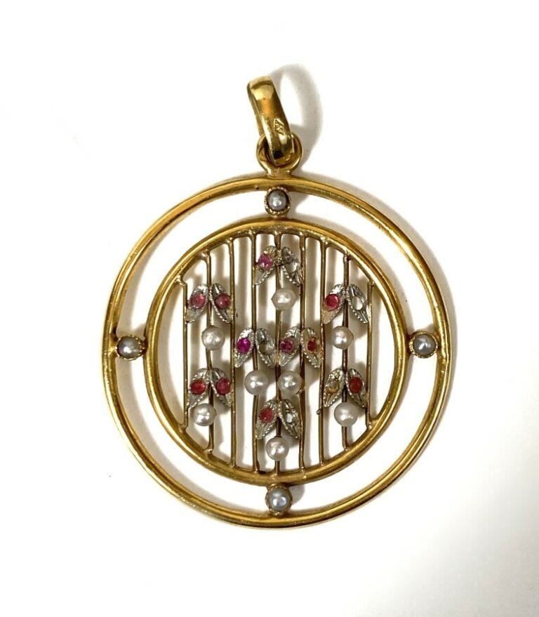 Pendentif circulaire à fin décor de petites feuilles serties de peles de pierre…