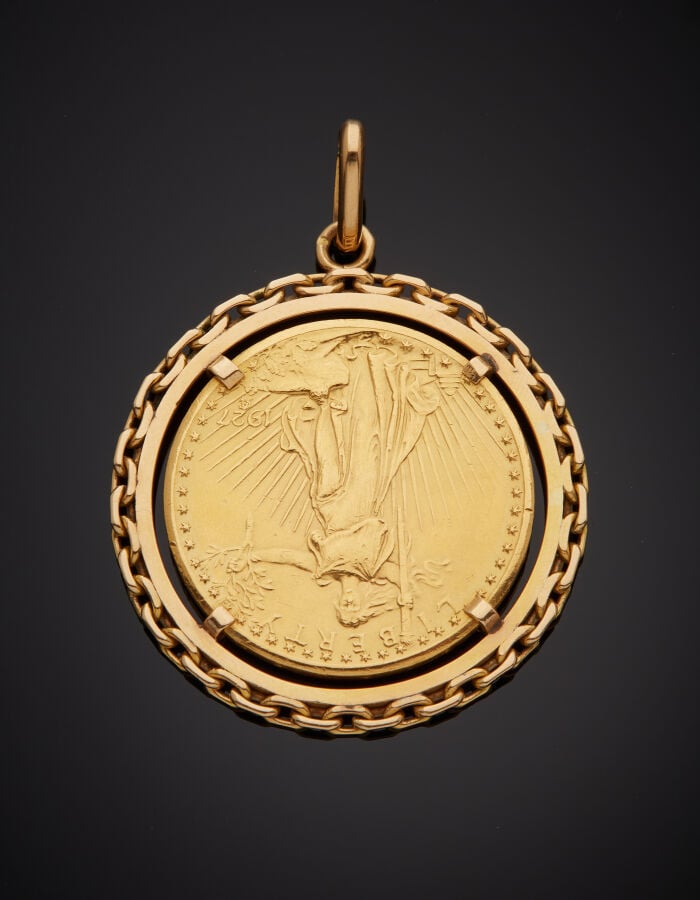 PENDENTIF circulaire en or jaune (750‰) ajouré, bordé d'un motif "chaînette", r…