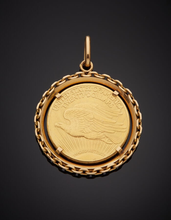 PENDENTIF circulaire en or jaune (750‰) ajouré, bordé d'un motif "chaînette", r…