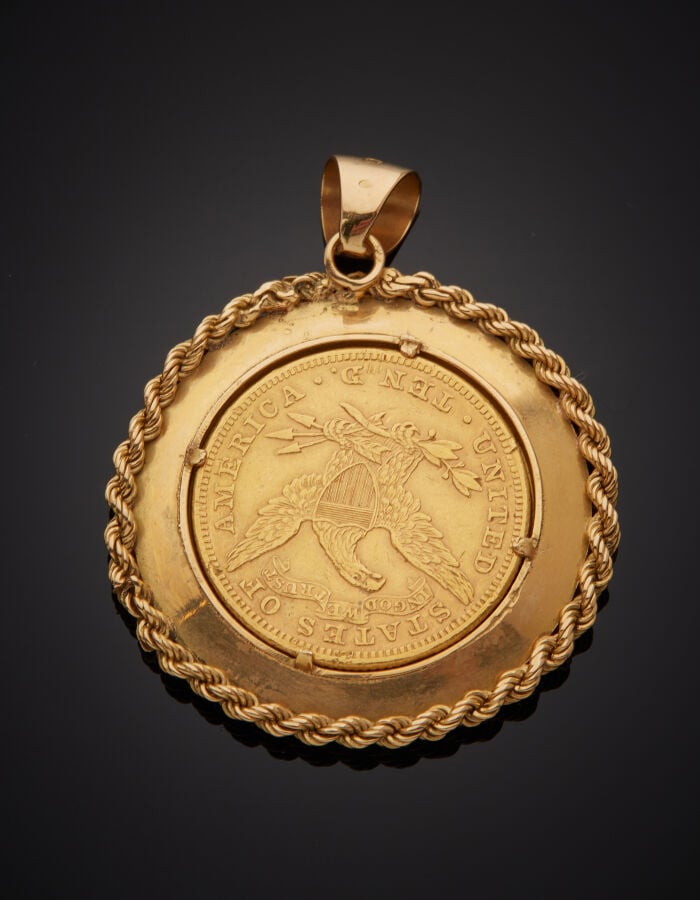 PENDENTIF circulaire en or jaune et rose (750‰) torsadé et ciselé, centré d'une…