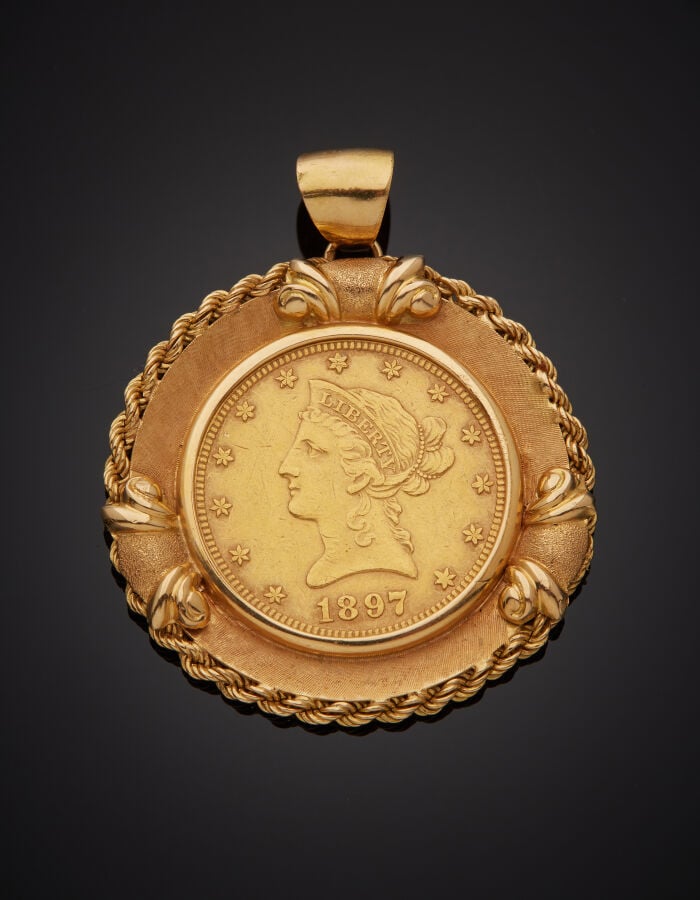 PENDENTIF circulaire en or jaune et rose (750‰) torsadé et ciselé, centré d'une…