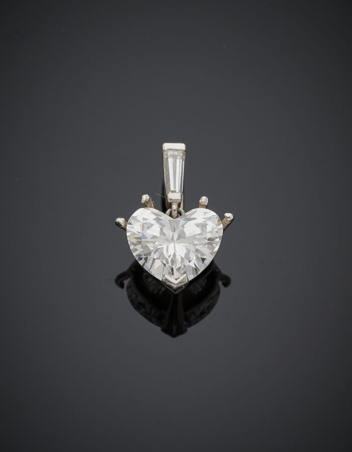 PENDENTIF "coeur" en or gris (750‰) serti d'un diamant taillé en coeur pesant 1…