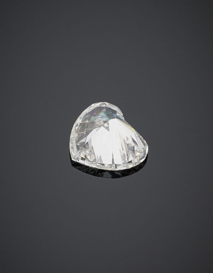 PENDENTIF "coeur" en or gris (750‰) serti d'un diamant taillé en coeur pesant 1…